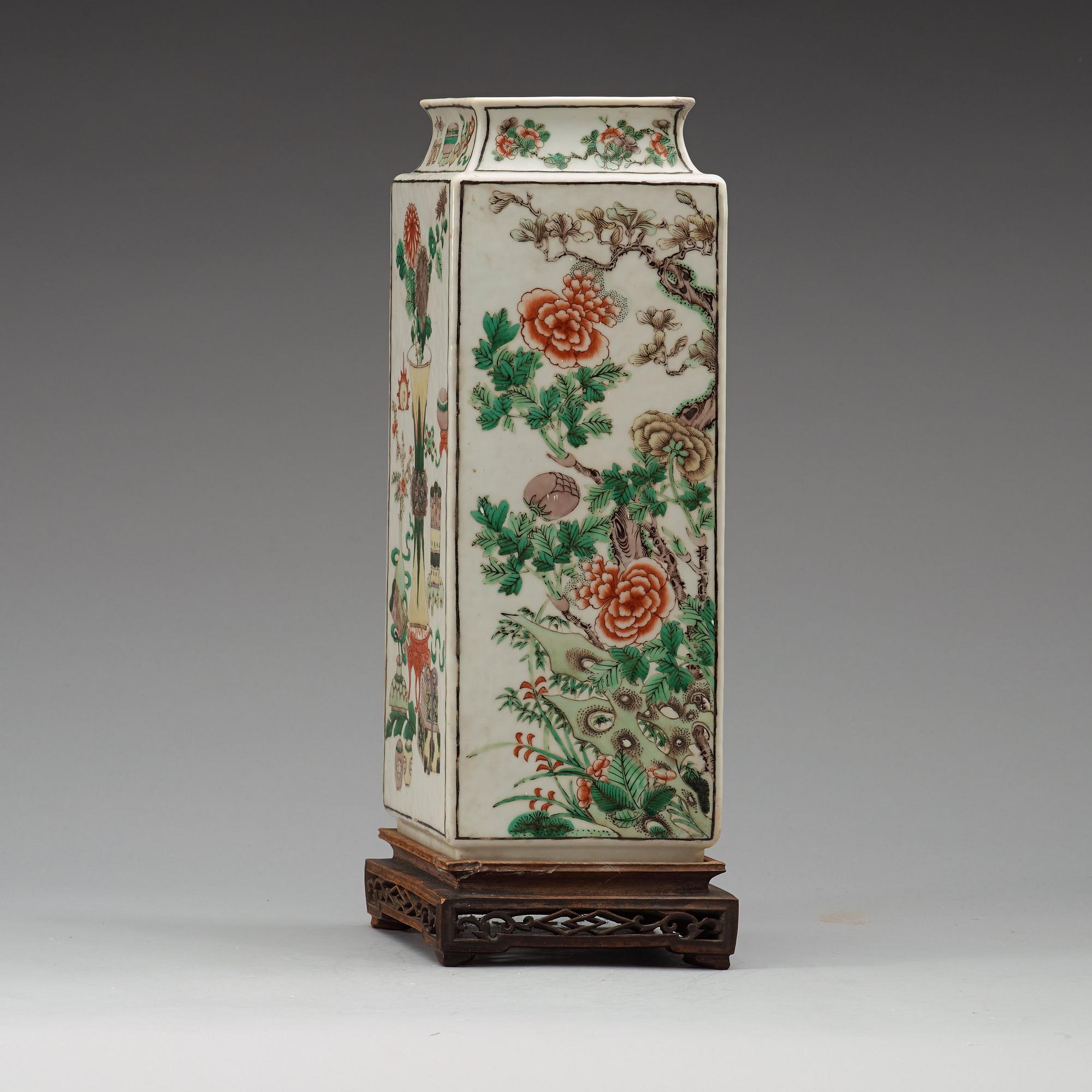 A famille verte vase, late Qing dynasty (1644-1912).