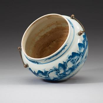 A blue and white pot, Qing dynasty, 19th century.