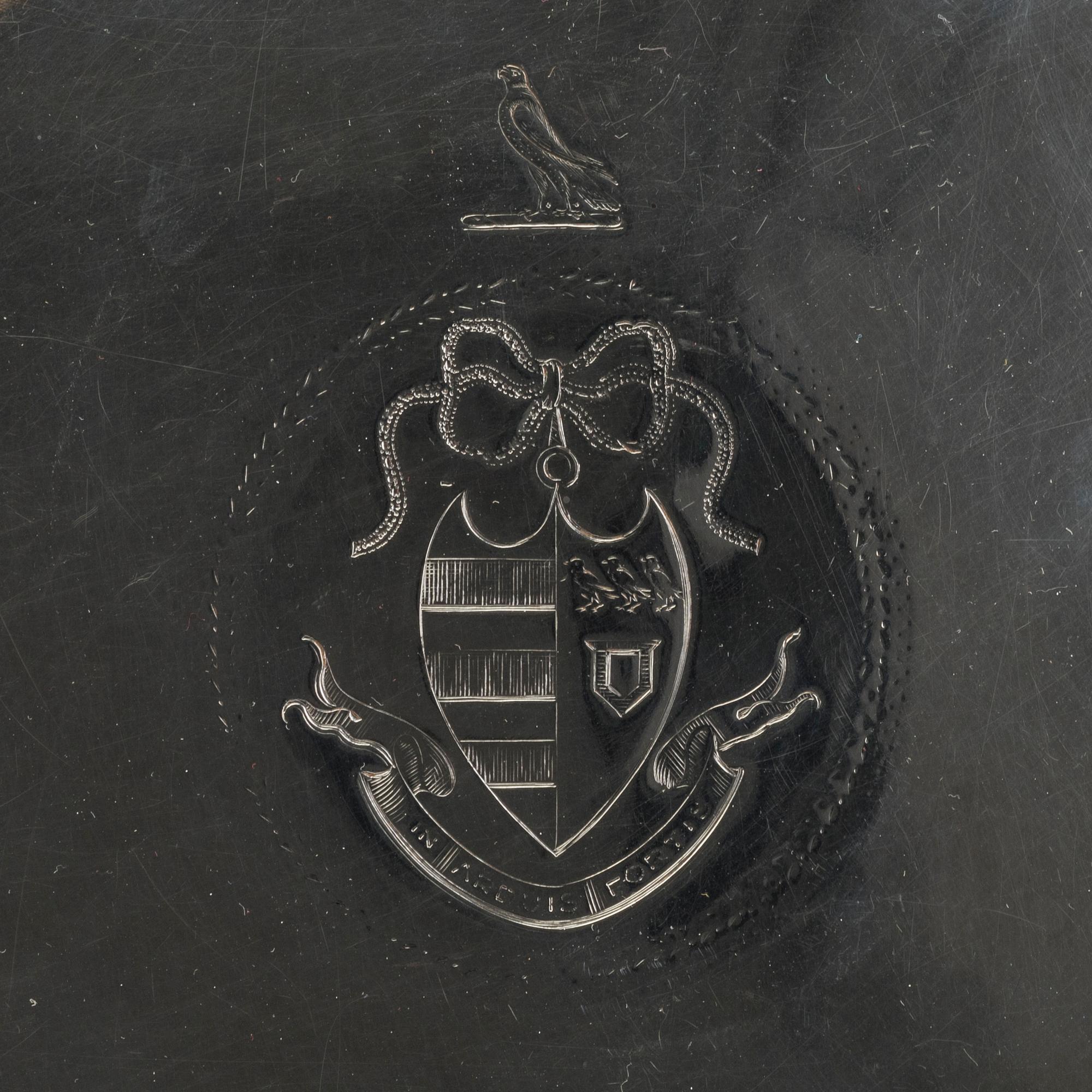 A SILVER SALVER BY JOHN CROUCH & THOMAS HANNAM, London 1782, weight c:a 1200 g.