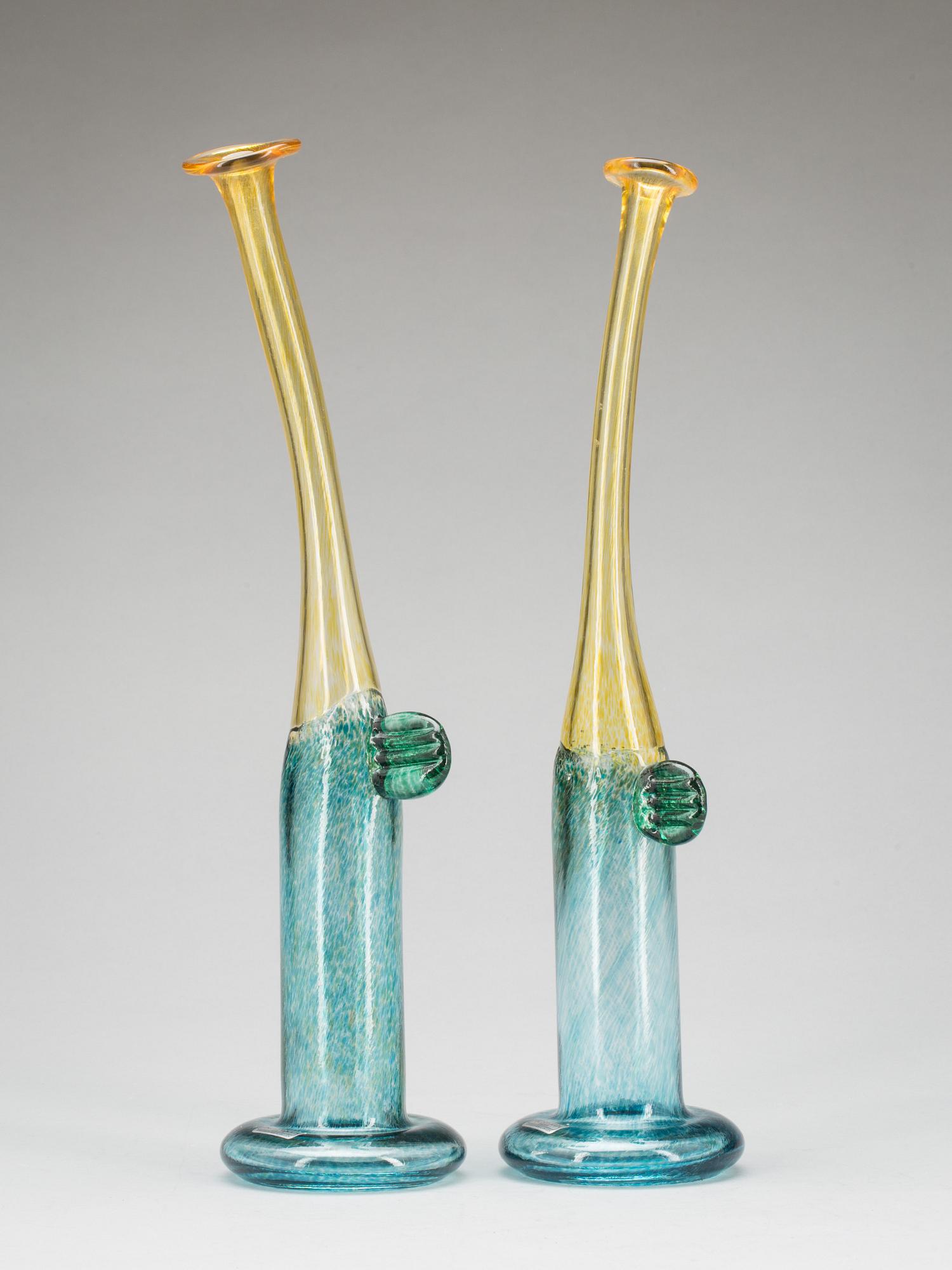 VASER, ett par, glas. Kosta Boda, design Bertil Vallien 2001.