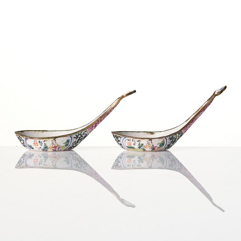 Two Chinese famille rose porcelain dishes and a censer, a pair of enamel spoons, Qing dynasty.