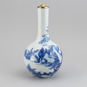 A Chinese blue and white tianqiuping vase, 20th century.