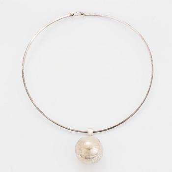 A silver necklace by Jan Brunk.