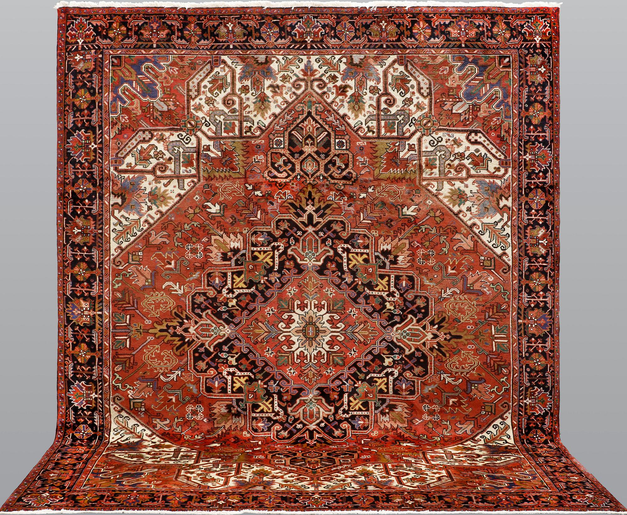 A Heriz/Gorovan carpet, ca 338 x 273 cm.