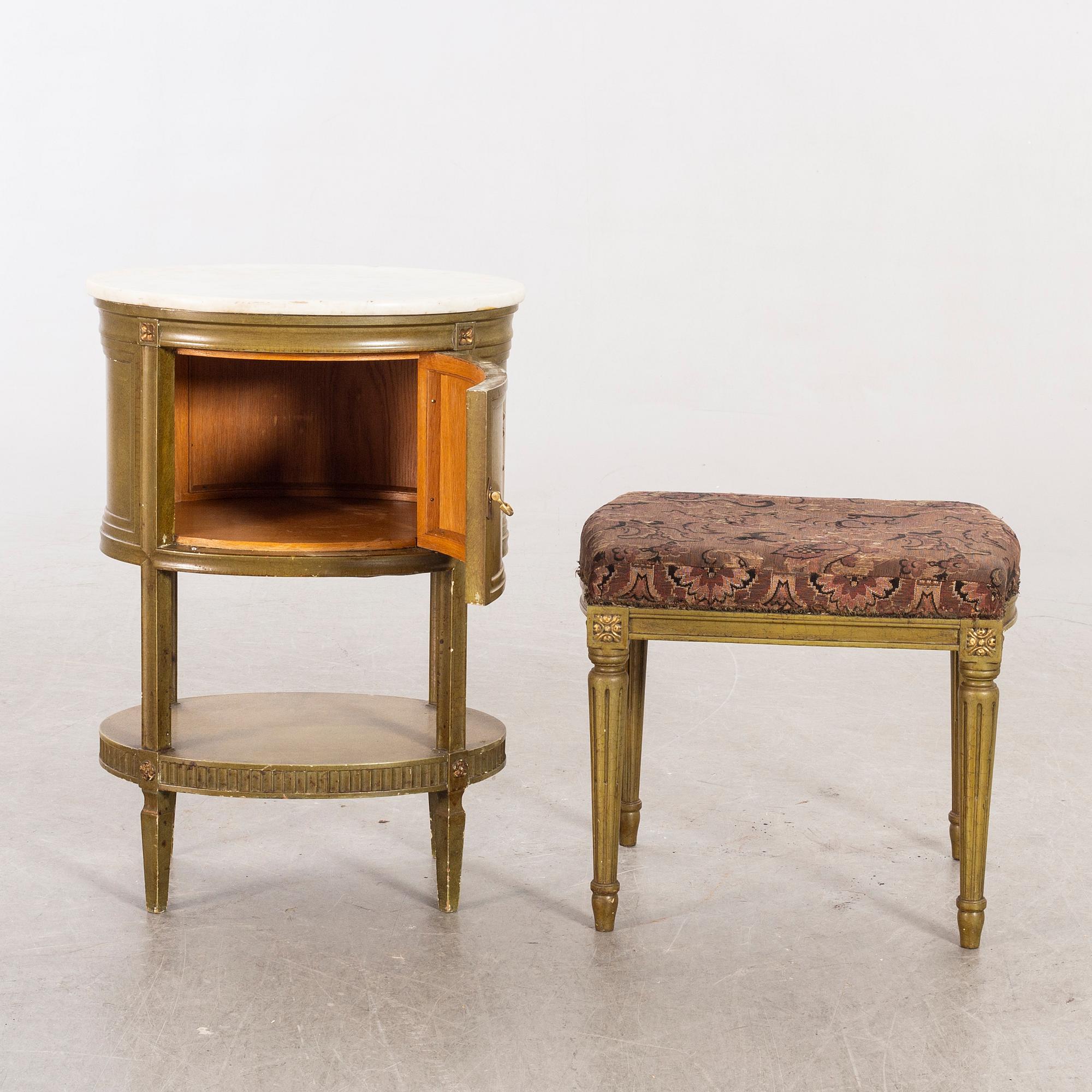 Sängbord samt taburett gustaviansk stil 1900-talets första hälft.