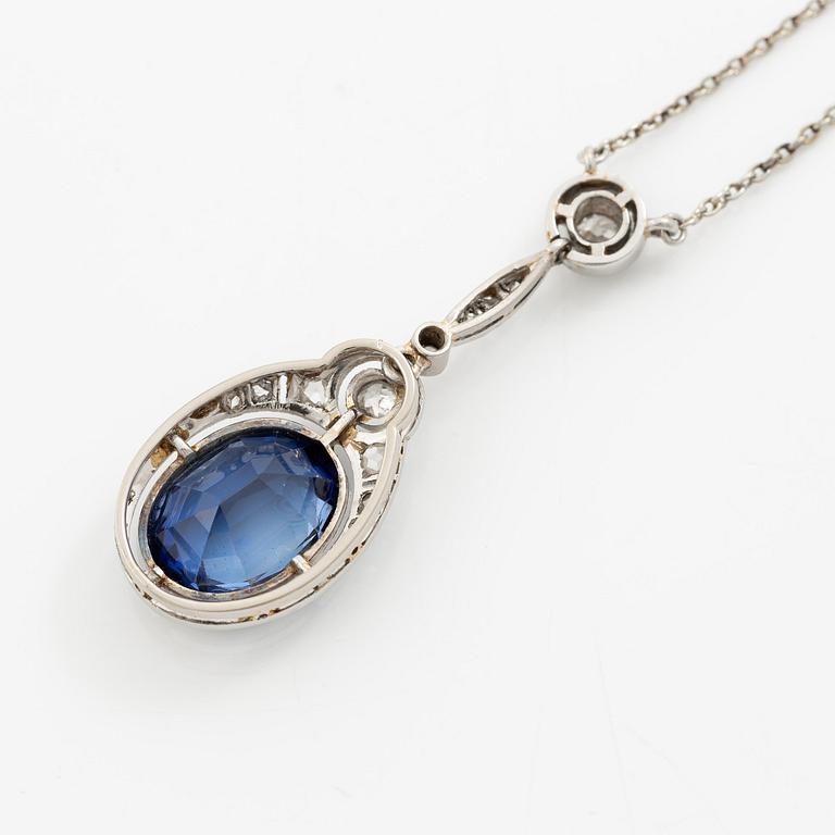 Collier 18K vitguld med en syntetisk safir samt gammal- och rosenslipade diamanter.