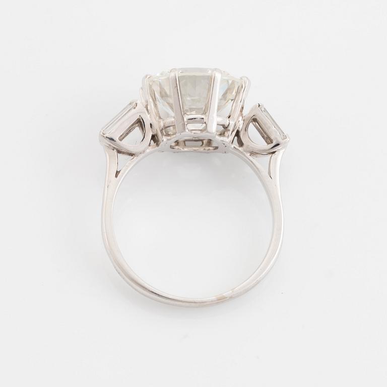 Ring 14K vitguld med en rund briljantslipad diamant vikt ca 5.25 ct kvalitet ca F/G vvs.