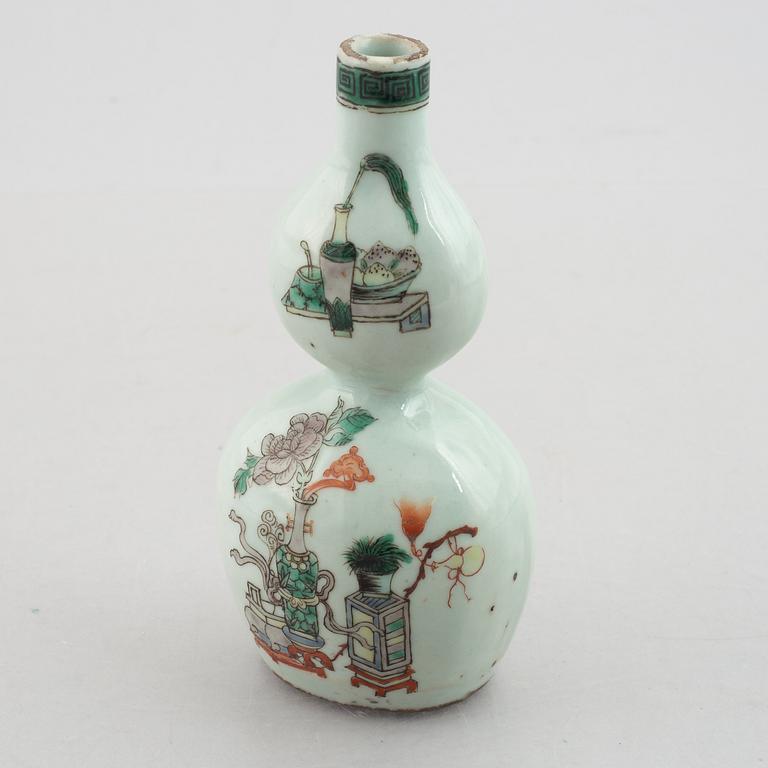 A kalebass shaped vase, Qing dynasty, 19th century.