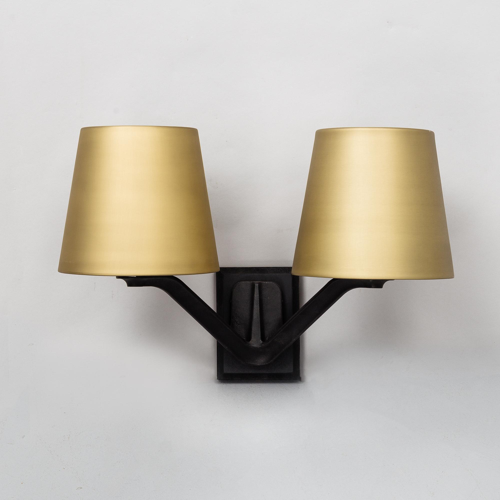 TOM DIXON a pair of Base wall light. Bukowskis