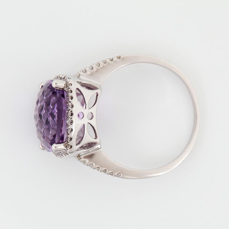 RING, 14K vitguld med ametist 3,85 ct och diamanter tot ca 0,30 ct. Vikt 4 gram.
