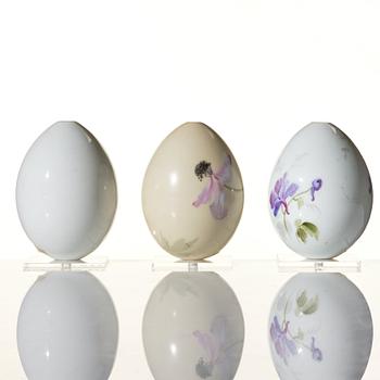 Ägg, tre stycken, porslin. Ryssland, 1890-1900, troligen kejserliga porslinsmanufakturen, St Petersburg.