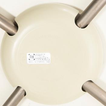 Arne Jacobsen chairs 3 pcs "The Seven" for Fritz Hansen Denmark late 20th century.