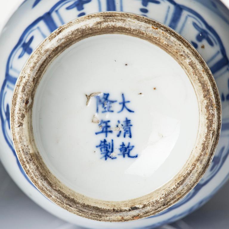 Vaser, ett par, porslin. Qingdynastin, med Guangxus märke och period (1875-1908).