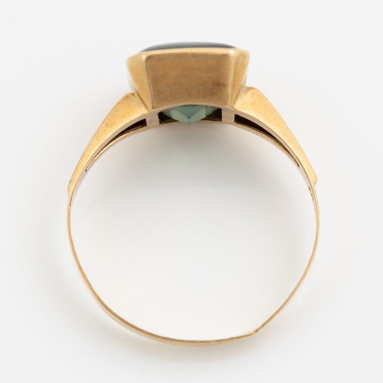 Ring 18K guld med syntetisk grön spinell.
