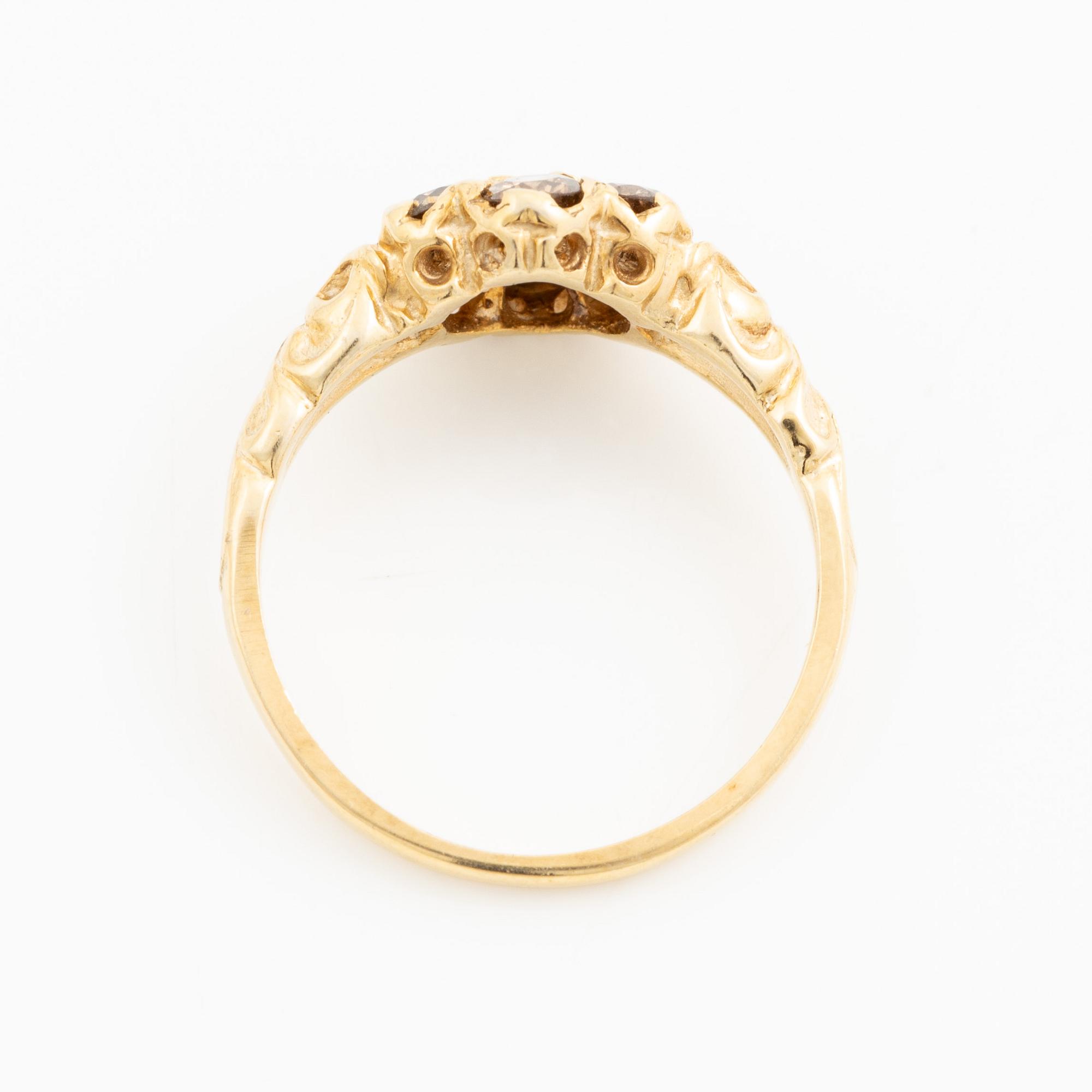 Ring, 18K gold with brown-tinted brilliant-cut diamonds.