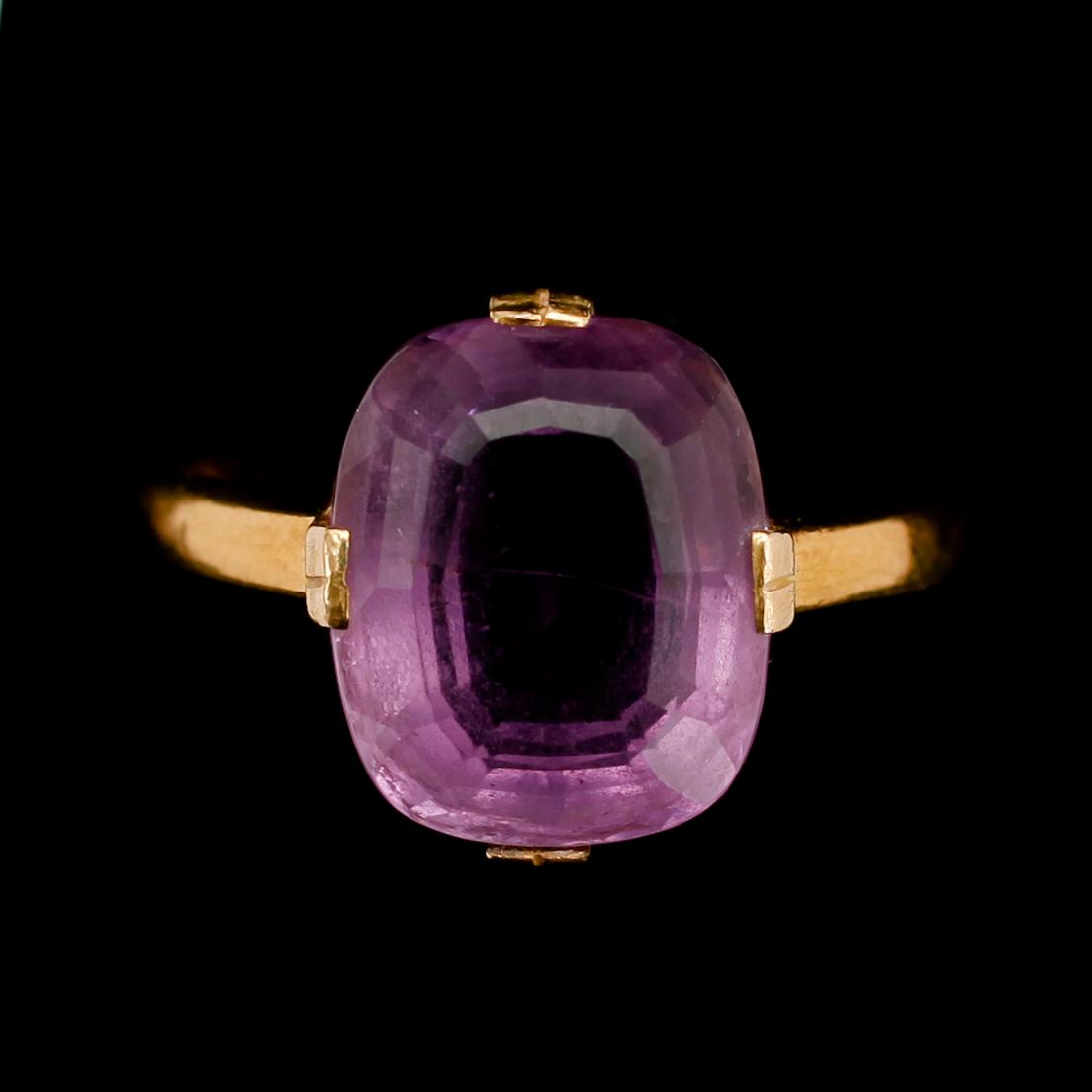 RING, 23 k guld, med fasettslipad ametist. Vikt 6 g.