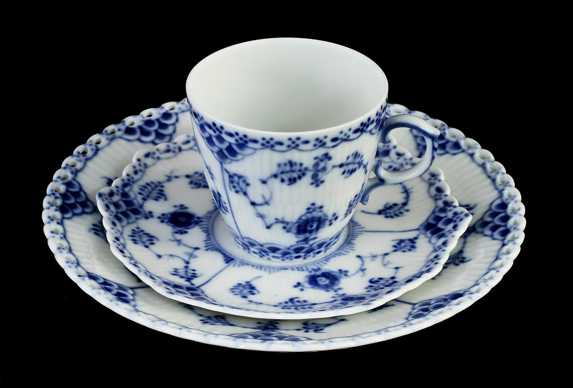 MOCCASERVISDELAR, 25 st, porslin, "Musselmalet", Kongl Dansk.