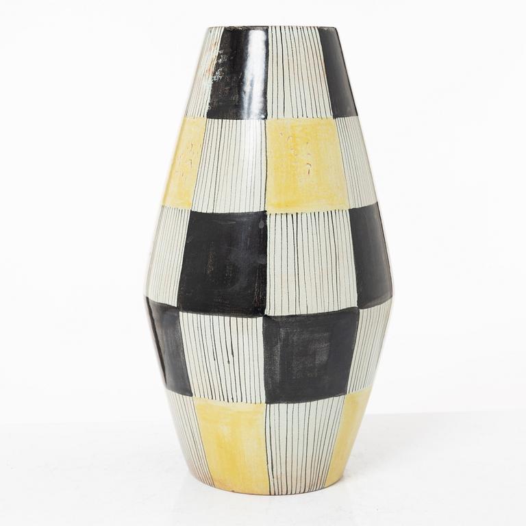 Carl-Harry Stålhane, vas, s k "Torro-fajans", dekor av Aune Laukkanen, Rörstrand, 1950-tal.