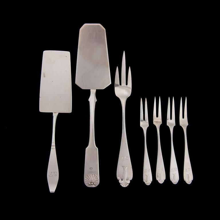 TARJOILUVÄLINEITÄ, 7 kpl, hopeaa, suomalaiset leimat. Kokonaispaino 180 g.