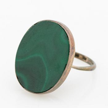 Halsband, ring och armband med slipade malakiter, Kina 1900-talets första hälft.