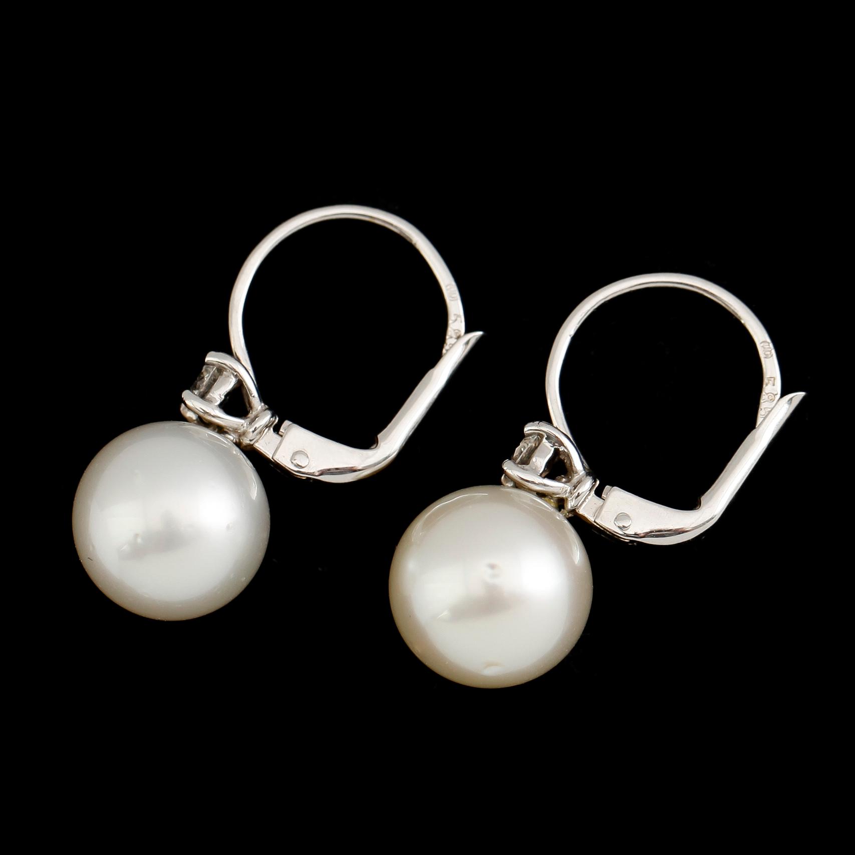 ÖRHÄNGEN, 1 par, 18 k vitguld, vita South Seapärlor, briljantslipade diamanter tot ca 0.24 ct.