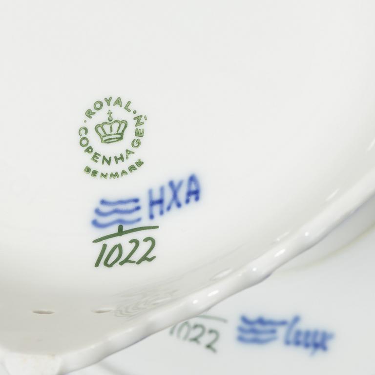 Royal Copenhagen, Bowl on foot, "Musselmalet Helblonde", Denmark, 1979-83.