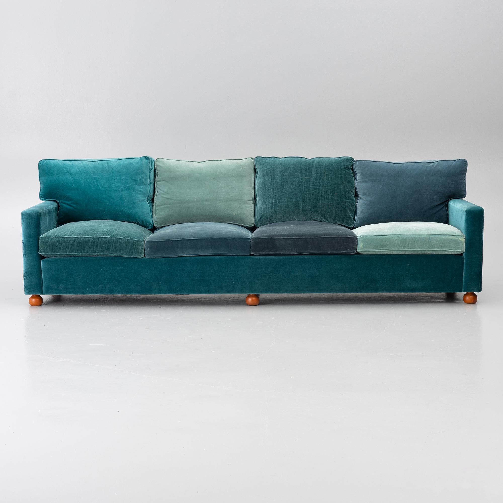 Josef Frank, a model 3031 sofa, Firma Svenskt Tenn, AB O.H: Sjögren, 2021.