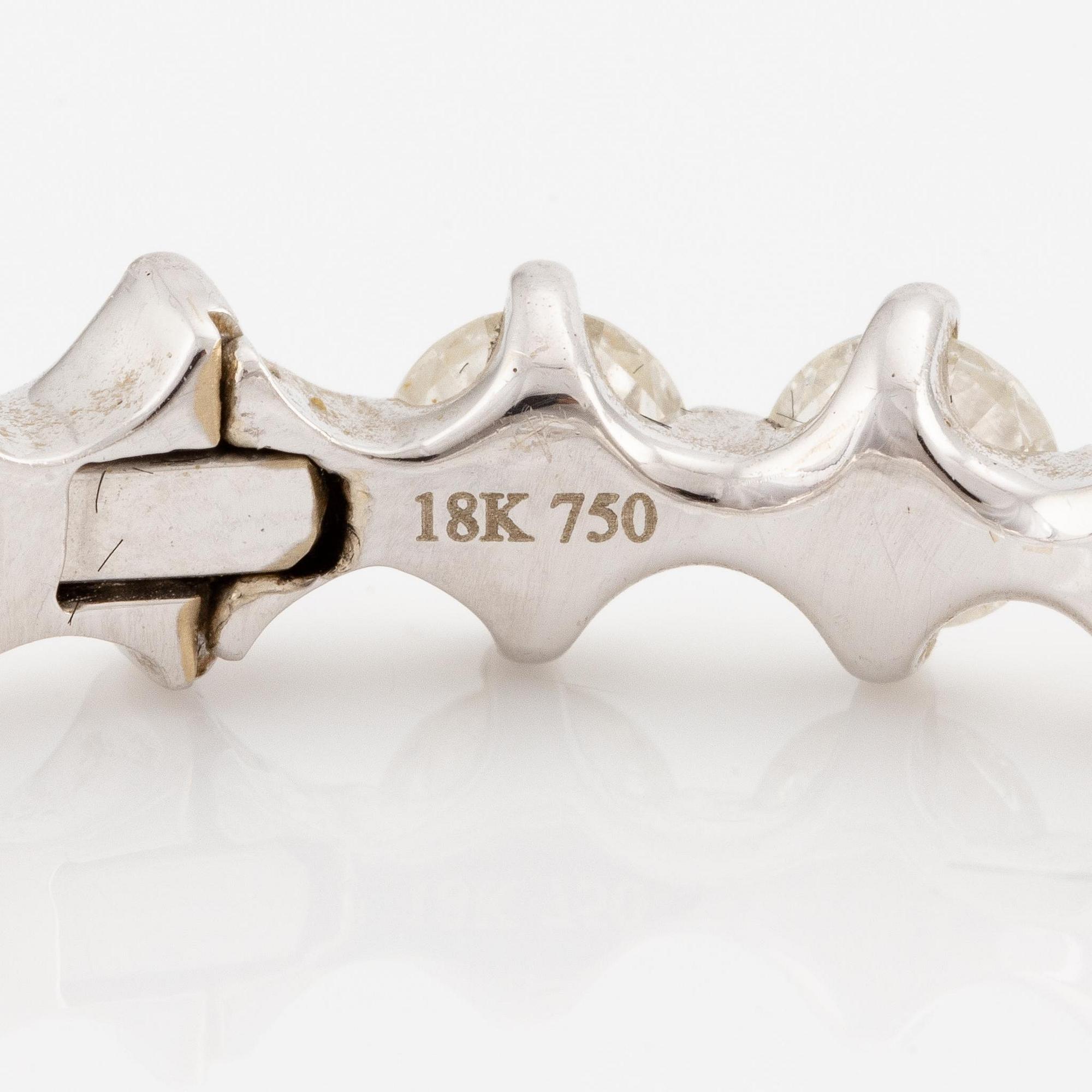 Ett par örhängen 18K vitguld med runda briljantslipade diamanter.
