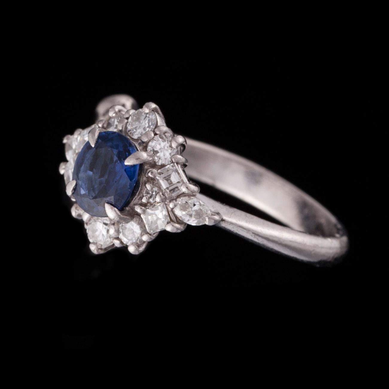 RING, platina, safir, diamanter. Vikt ca 4,3 g.