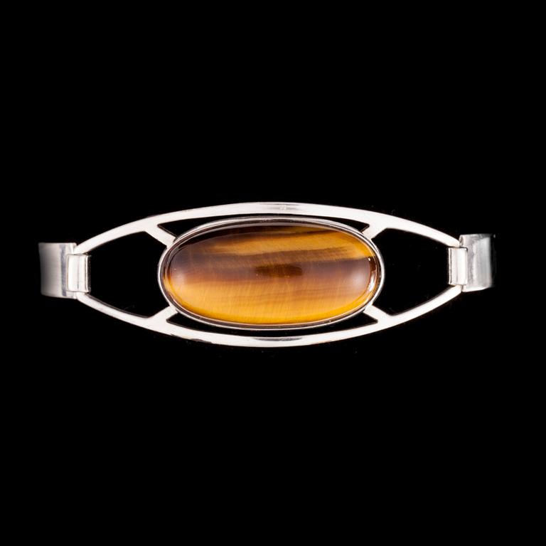 ARMSMYCKE, RING och BROSCH, silver, tigeröga. Åbo, 1960-70. Vikt totalt ca 39,7 g.