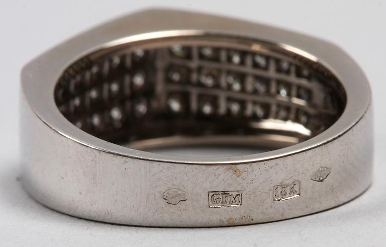 RING, 18 K, vitguld. 8 gram. Briljanter 0,54 ct.