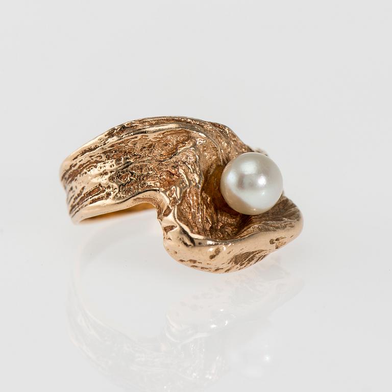 RING, 14K guld, pärla. Kultakeskus 1972. Vikt ca 7,0 g.