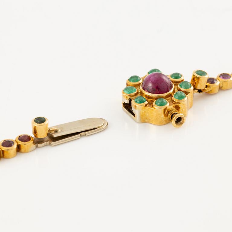 Andrew Grima, collier 18K guld med runda briljantslipade diamanter samt rubiner och smaragder.