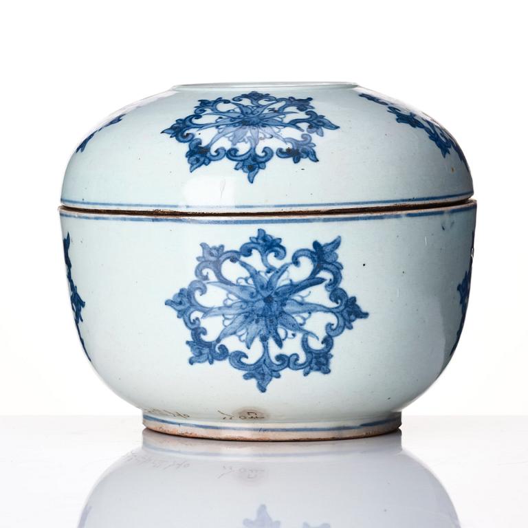 A large blue and white Korean box with cover, Joseon (1392-1897).