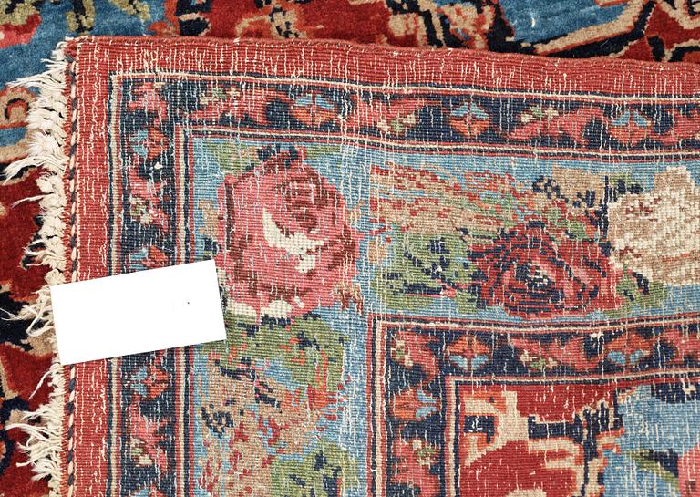 SEMI-ANTIQUE BIDJAR, A SO CALLED ROSE BIDJAR. 216,5 x 141,5 cm.