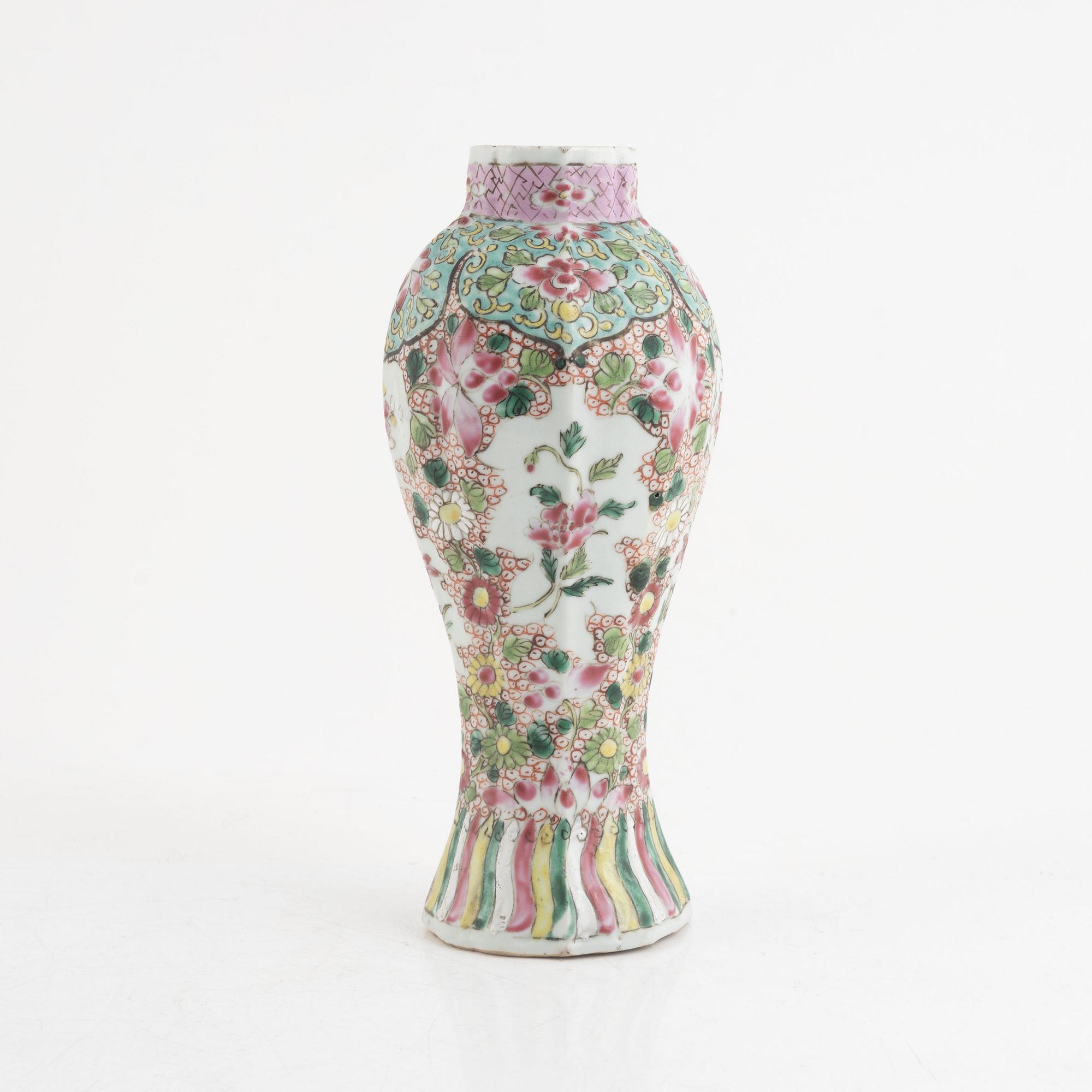 A pair of Chinese famille rose porcelain plates and a vase, Qing dynasty, 18th century.