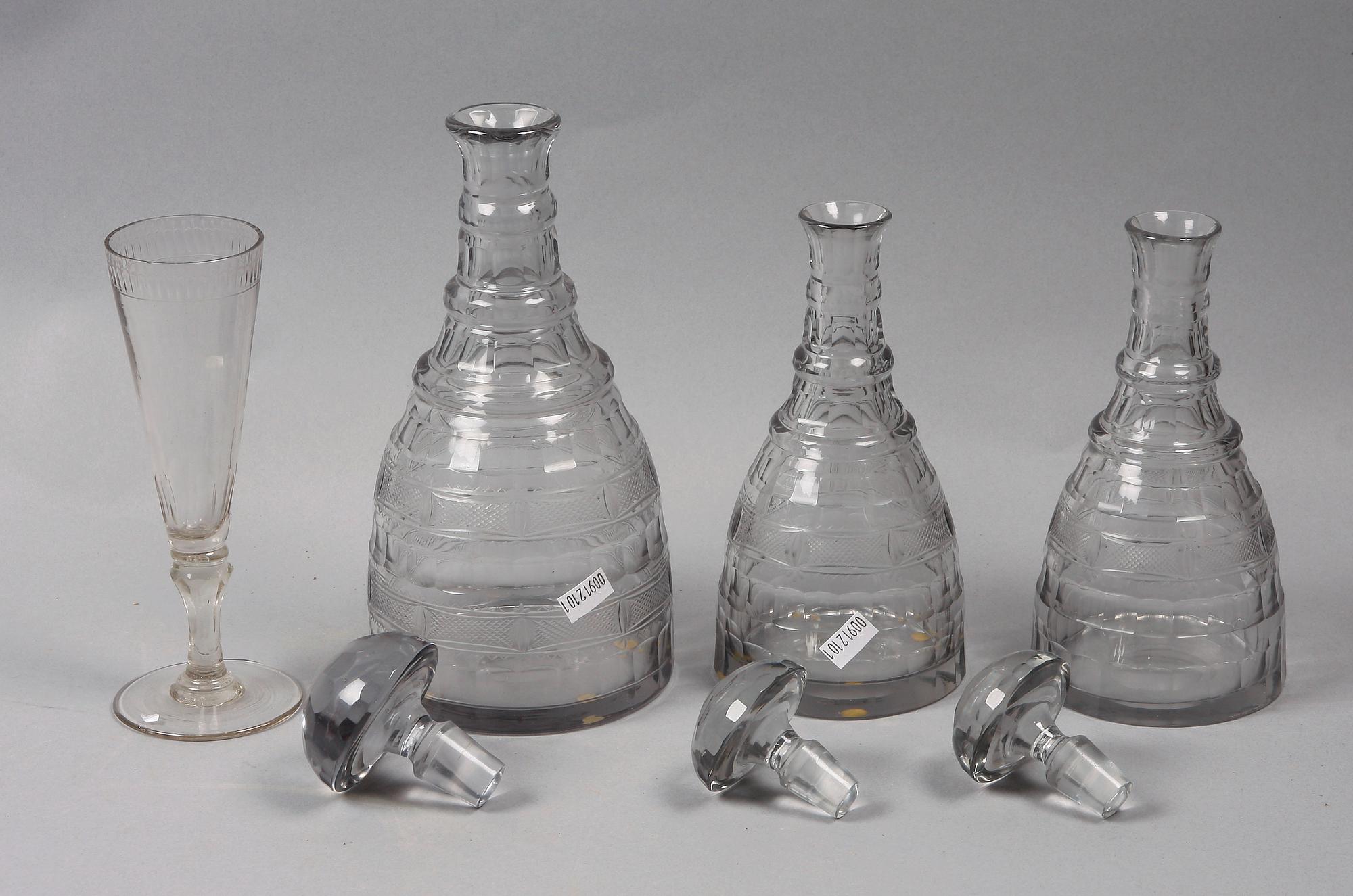 KARAFFER 3st samt CHAMPAGNEGLAS 1900 resp 1800-tal.