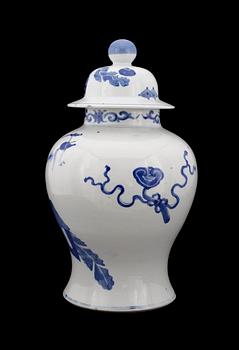 URNA MED LOCK, porslin. Kina. Sen Qing, 1800/1900-tal.