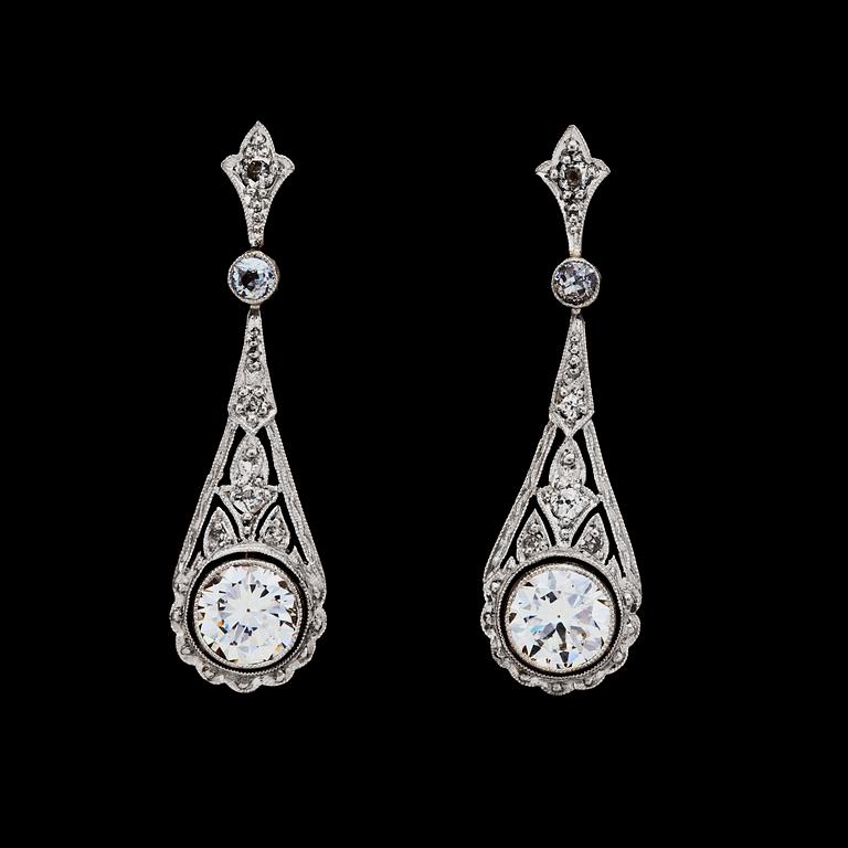 ÖRHÄNGEN, briljantslipade diamanter, vardera ca 0.70 ct samt mindre, 1930-tal.