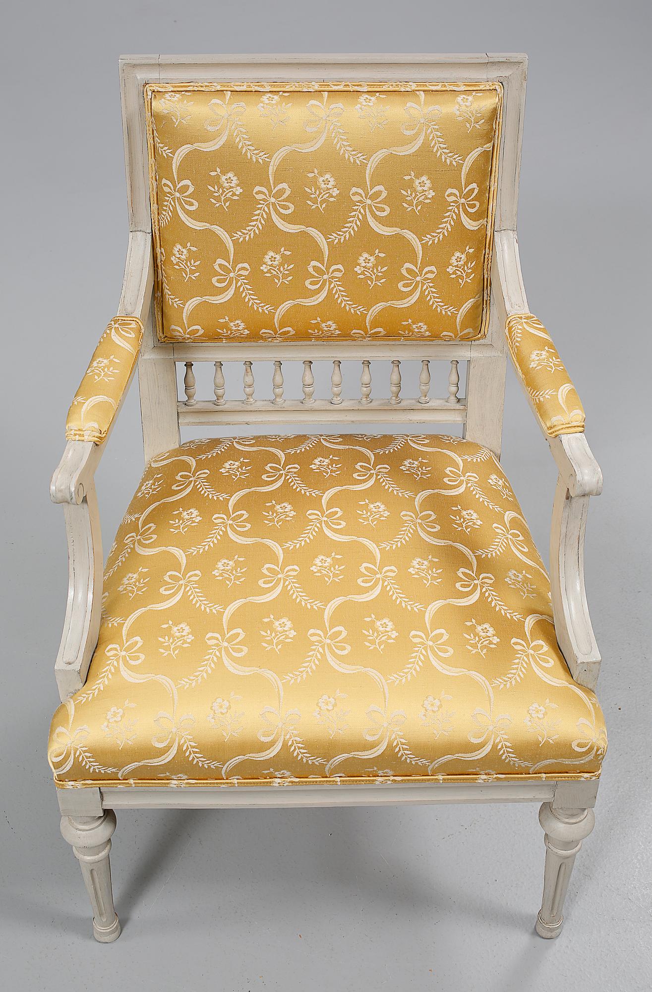 KARMSTOLAR, ett par gustaviansk stil, 1900-talets första hälft.