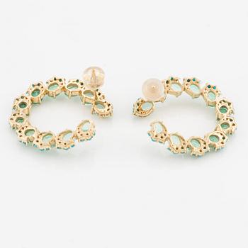 Örhängen 18K guld med turkoser, smaragder och briljantslipade diamanter.
