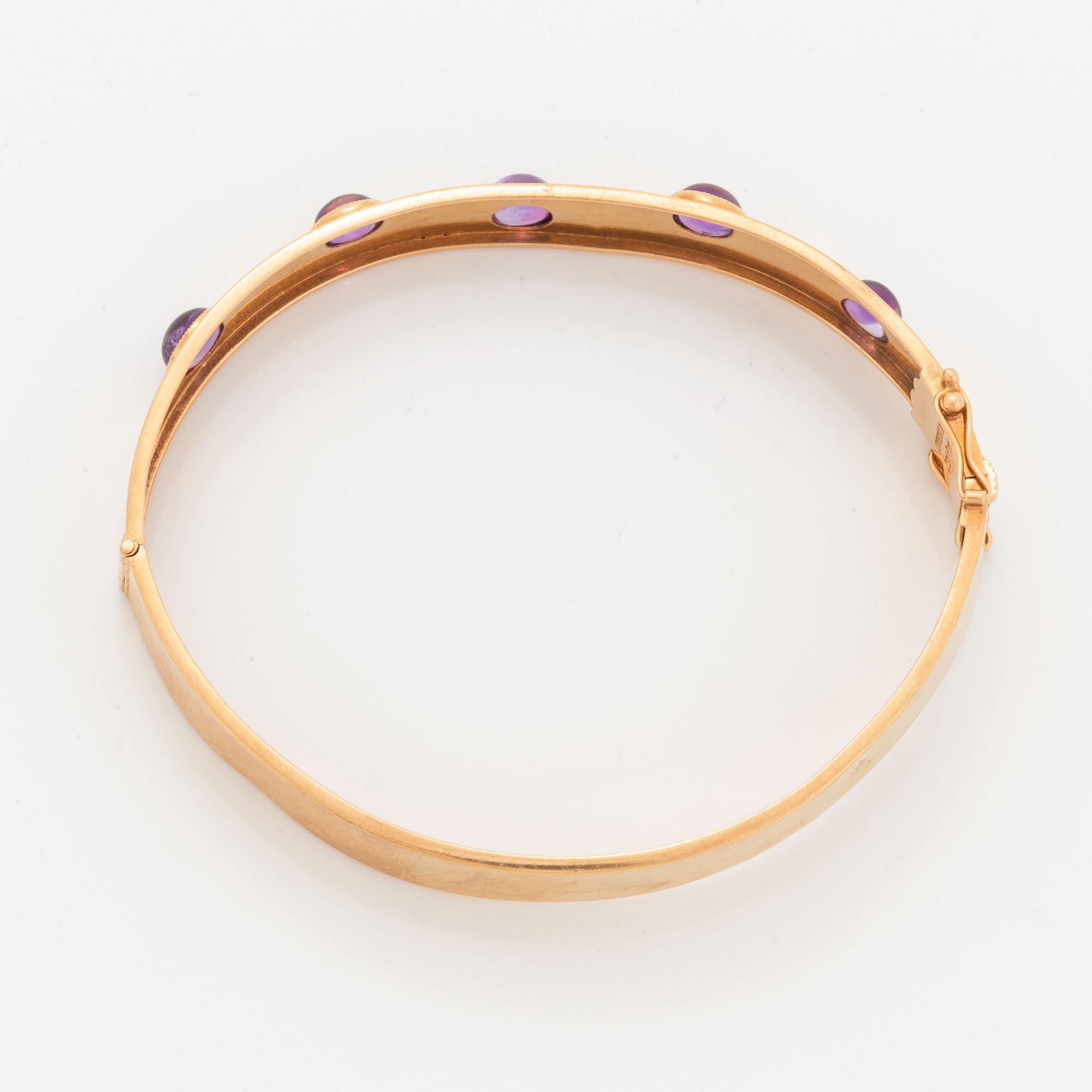 Armring 18K guld med cabochonslipade ametister.