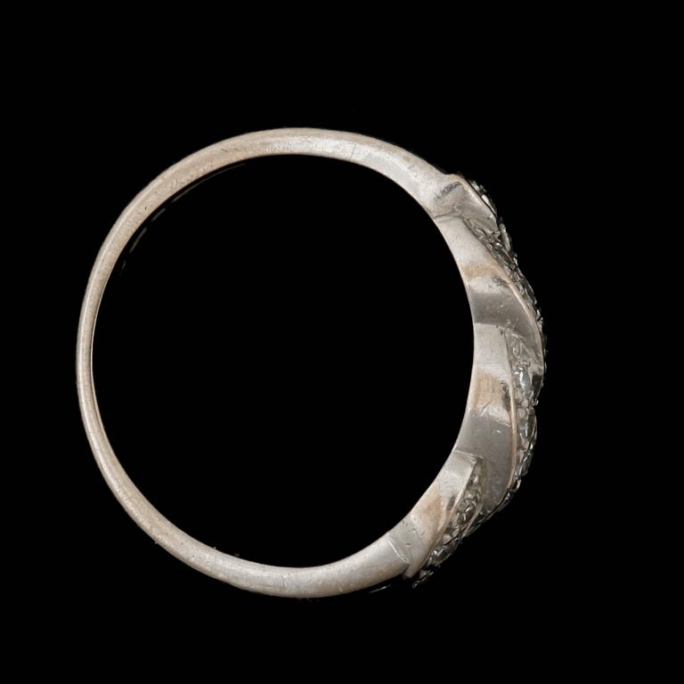 RING, 18k vitguld med mindre briljantslipade diamanter. Vikt ca 3,3 gram.