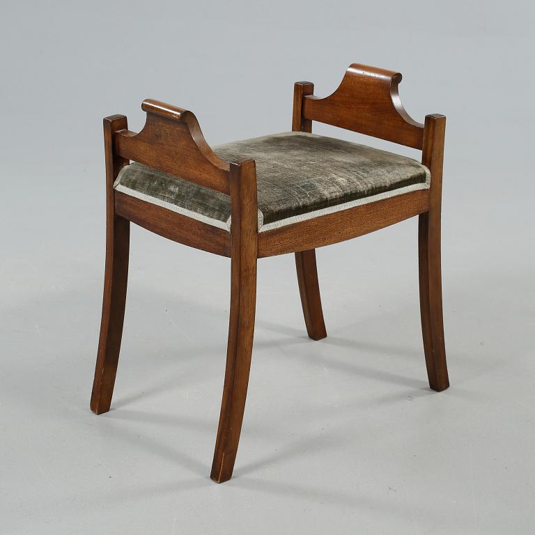 TABURETT, Karl Johan-stil, 1900-talets första hälft.