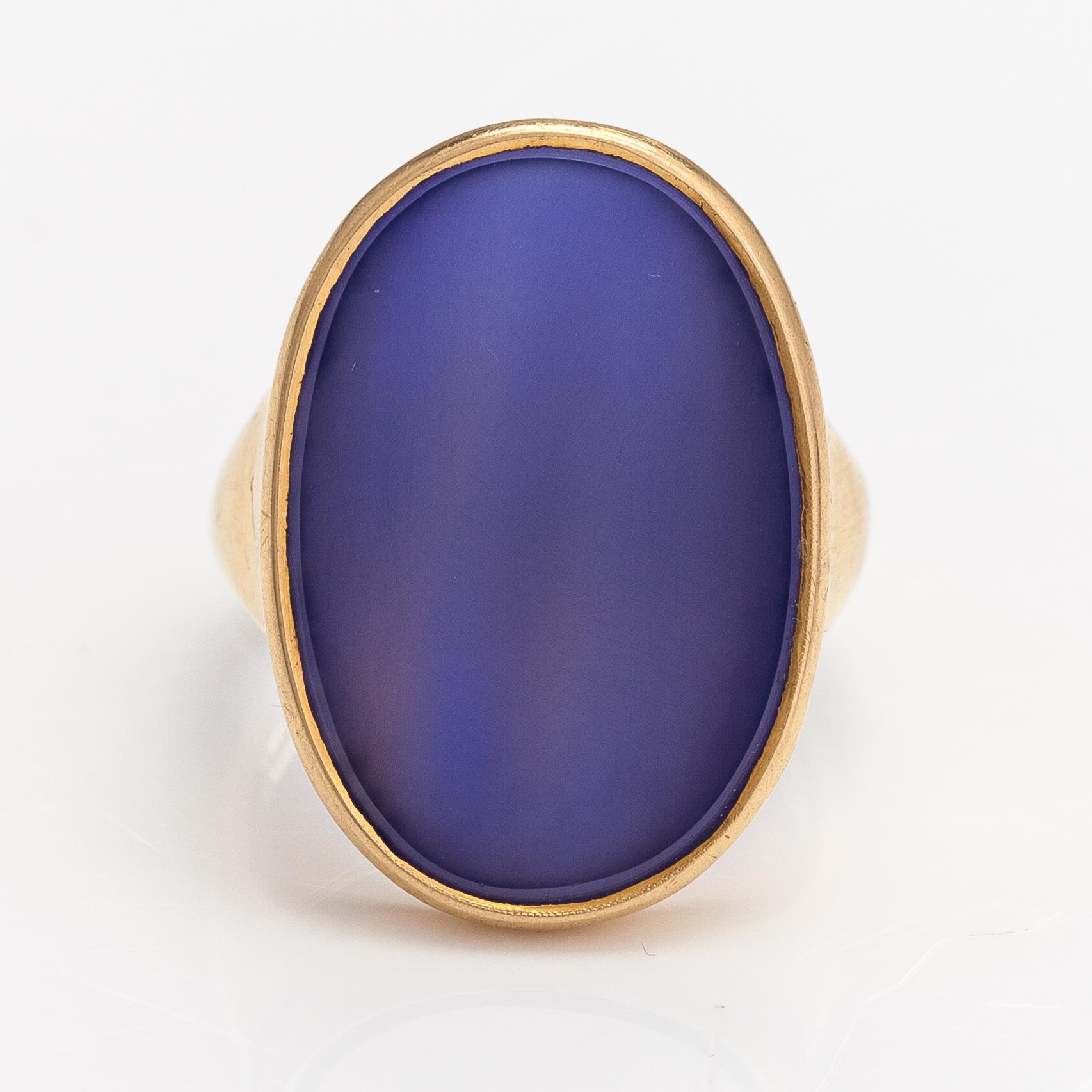 An 18K gold ring with a coloured chalcedony. Kalevi Piirainen, Helsinki 1980.