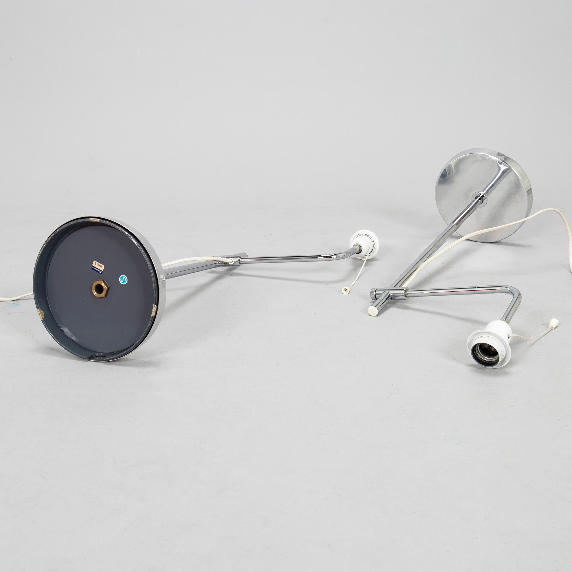 Pöytävalaisinpari malli B-142, Bergboms, 1970/80-luku. Punaiset varjostimet.