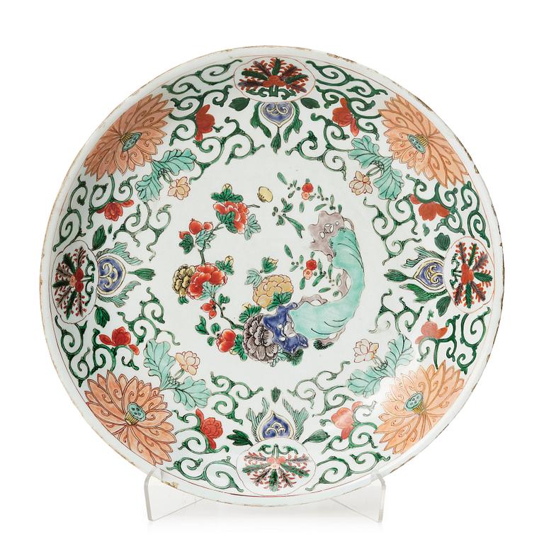 A large Chinese famille verte dish, Qing dynasty, Kangxi (1662-1722).