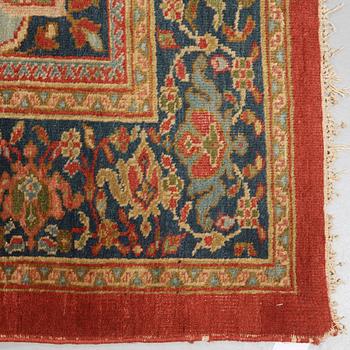 A CARPET. An antique Mahal, a so called Ziegler. 400,5 x 297 cm.