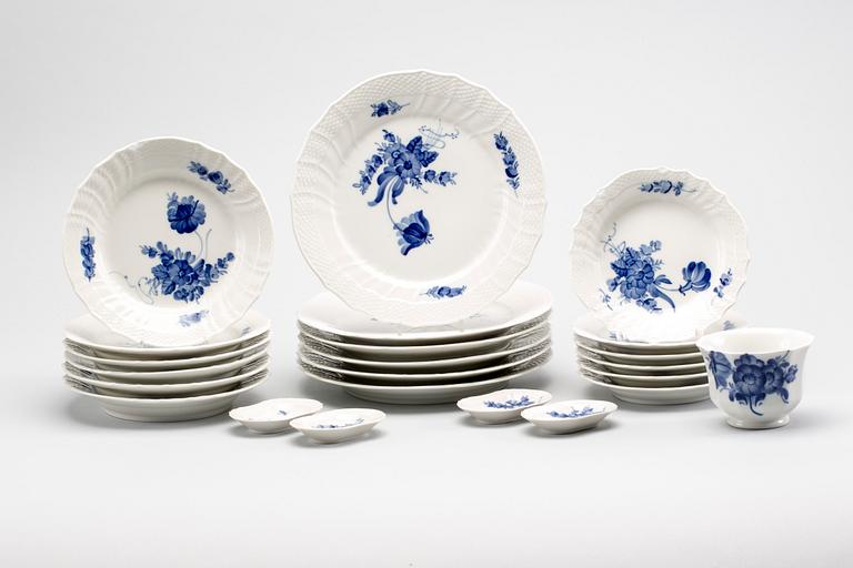 SERVISDELAR, 23 st, porslin, "Blå blomst", Royal Copenhagen, 1900-talets andra hälft.