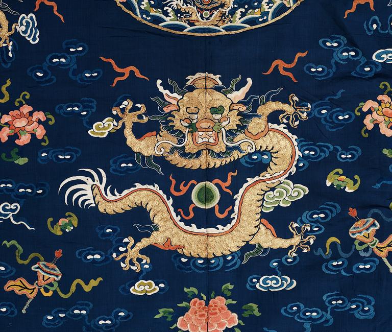 ROBE, silk. China around 1900. Height 126 cm.